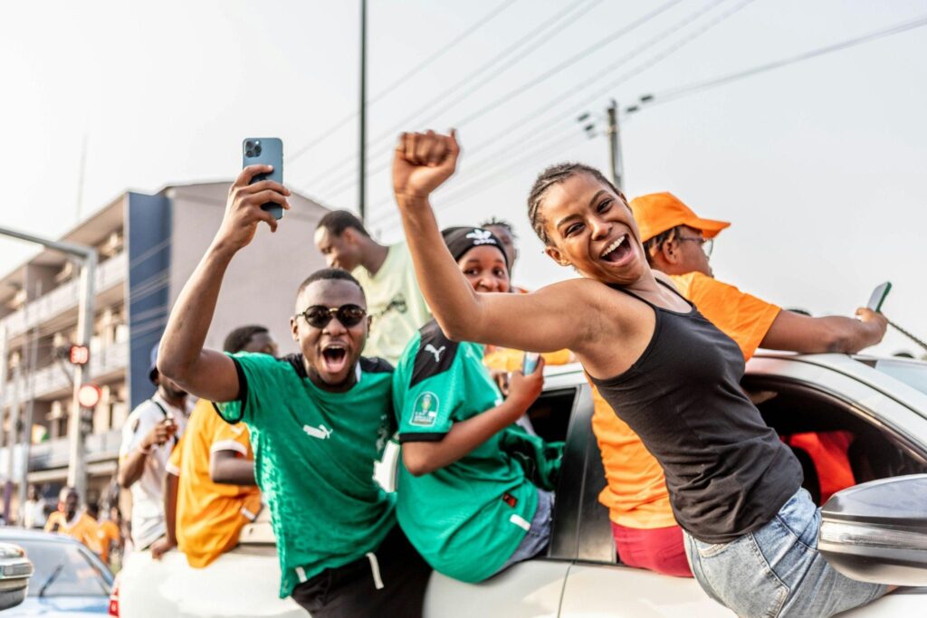 Des jeunes heureux gagnants