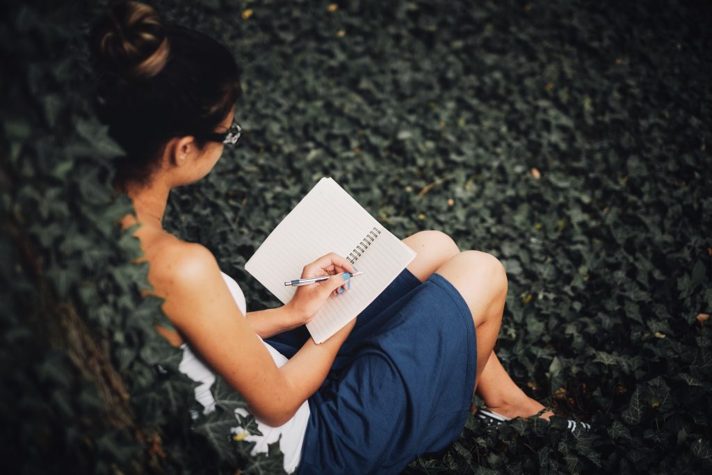 une femme qui s'exprime dans un journal