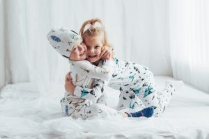 Assurer le bien-être de bébé grâce à des vêtements adaptés