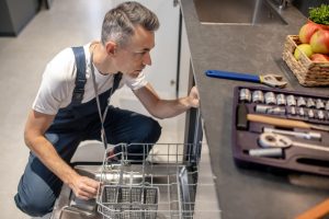 Réinitialiser un lave-vaisselle Whirlpool étapes et précautions